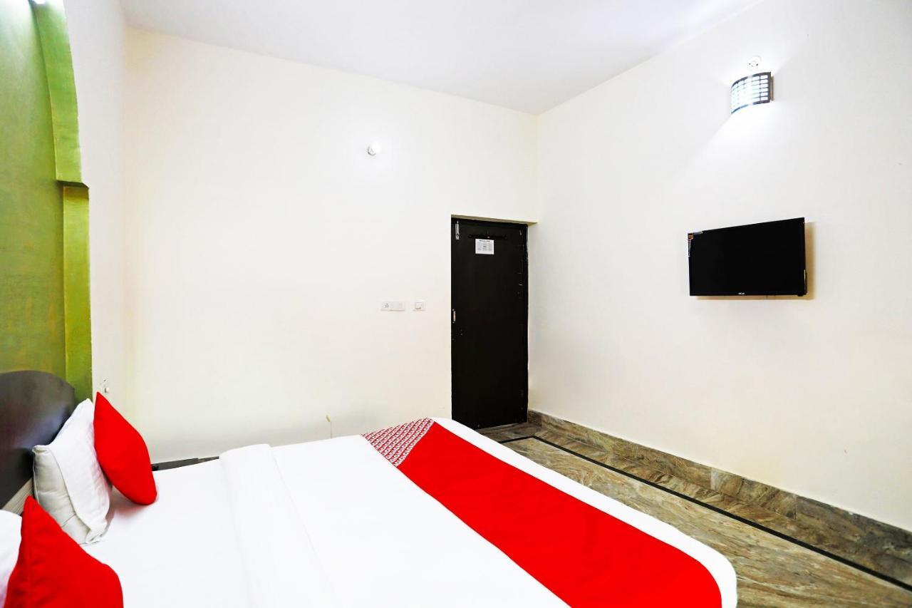 Oyo 30240 Shri Radha Palace Ξενοδοχείο Mathura Εξωτερικό φωτογραφία